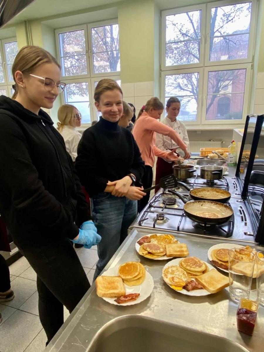 Zdjęcie w galerii na portalu naszraciborz.pl: Wielkie cypryjskie śniadanie. Kuchnie świata w CKZiU nr 1 w Raciborzu wiadomości z regionu