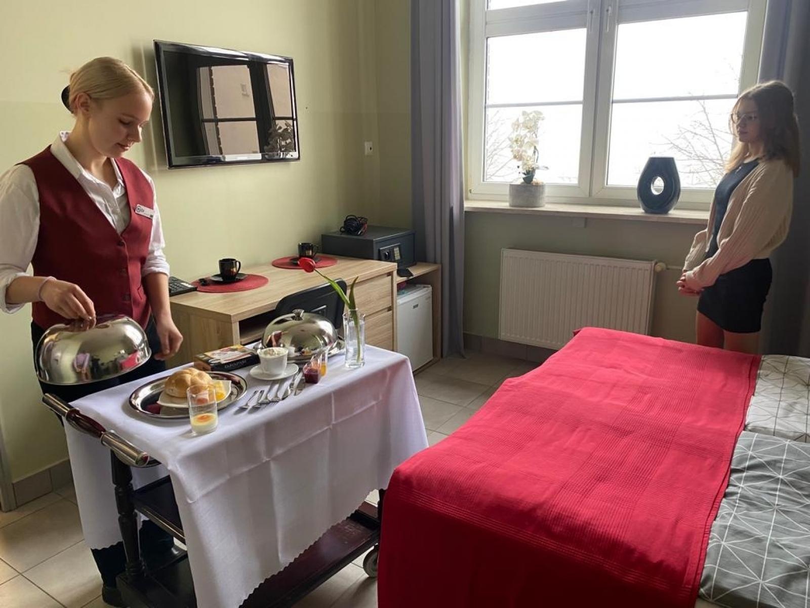 Zdjęcie w galerii na portalu naszraciborz.pl: Wielkie cypryjskie śniadanie. Kuchnie świata w CKZiU nr 1 w Raciborzu wiadomości z regionu