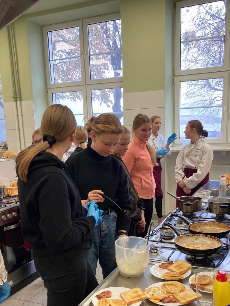 Zdjęcie w galerii na portalu naszraciborz.pl: Wielkie cypryjskie śniadanie. Kuchnie świata w CKZiU nr 1 w Raciborzu wiadomości z regionu