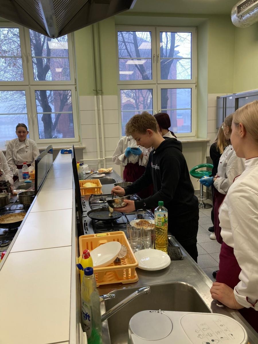 Zdjęcie w galerii na portalu naszraciborz.pl: Wielkie cypryjskie śniadanie. Kuchnie świata w CKZiU nr 1 w Raciborzu wiadomości z regionu