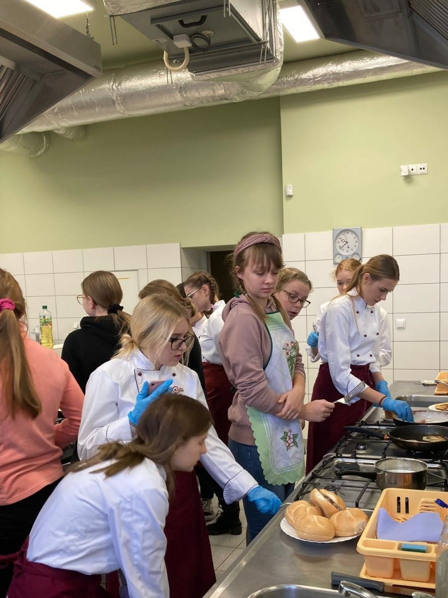 Zdjęcie w galerii na portalu naszraciborz.pl: Wielkie cypryjskie śniadanie. Kuchnie świata w CKZiU nr 1 w Raciborzu wiadomości z regionu