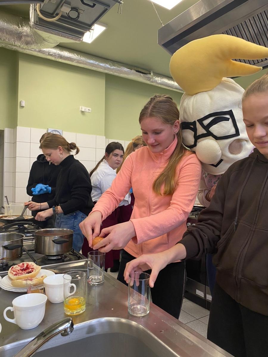 Zdjęcie w galerii na portalu naszraciborz.pl: Wielkie cypryjskie śniadanie. Kuchnie świata w CKZiU nr 1 w Raciborzu wiadomości z regionu