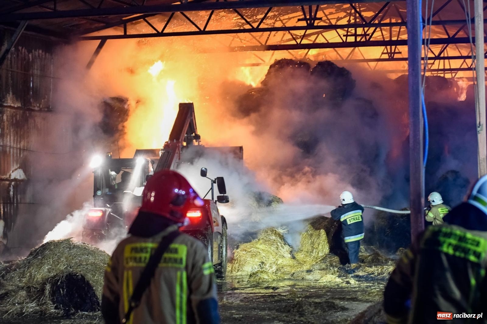 Zdjęcie w galerii na portalu naszraciborz.pl: Ogromny pożar gospodarstwa w Budziskach [FOTO i WIDEO] wiadomości z regionu
