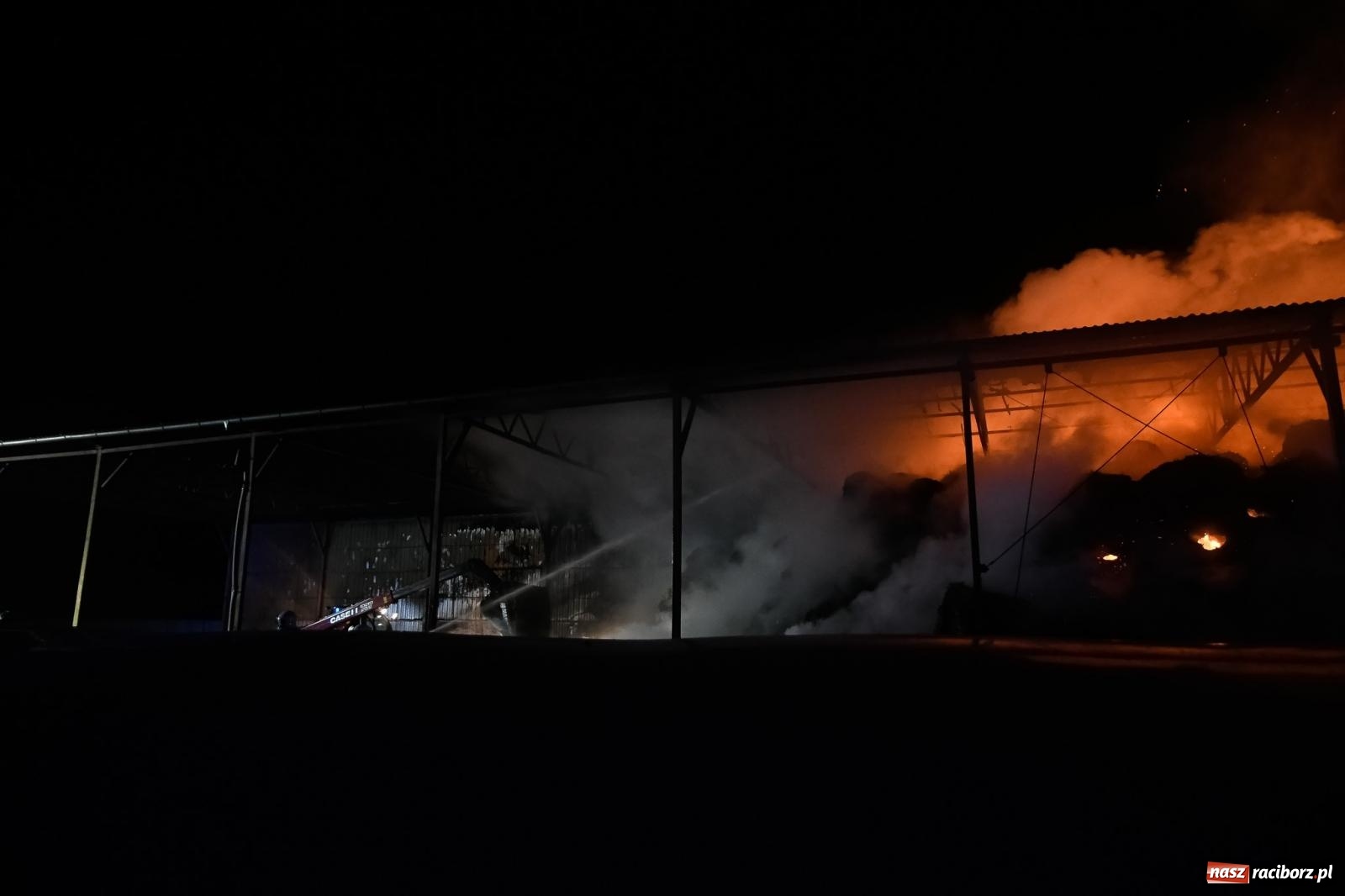 Zdjęcie w galerii na portalu naszraciborz.pl: Ogromny pożar gospodarstwa w Budziskach [FOTO i WIDEO] wiadomości z regionu