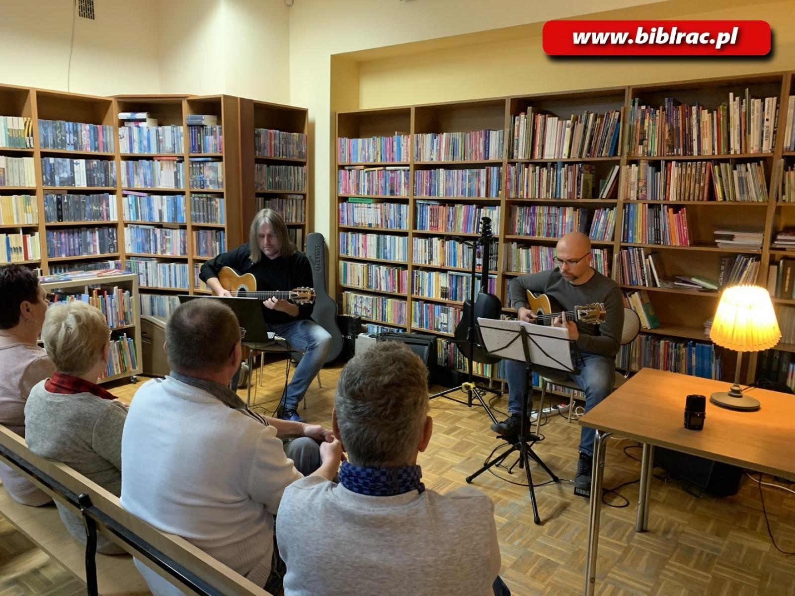 Zdjęcie w galerii na portalu naszraciborz.pl: Gitarowy koncert w bibliotece na Ocicach wiadomości z regionu
