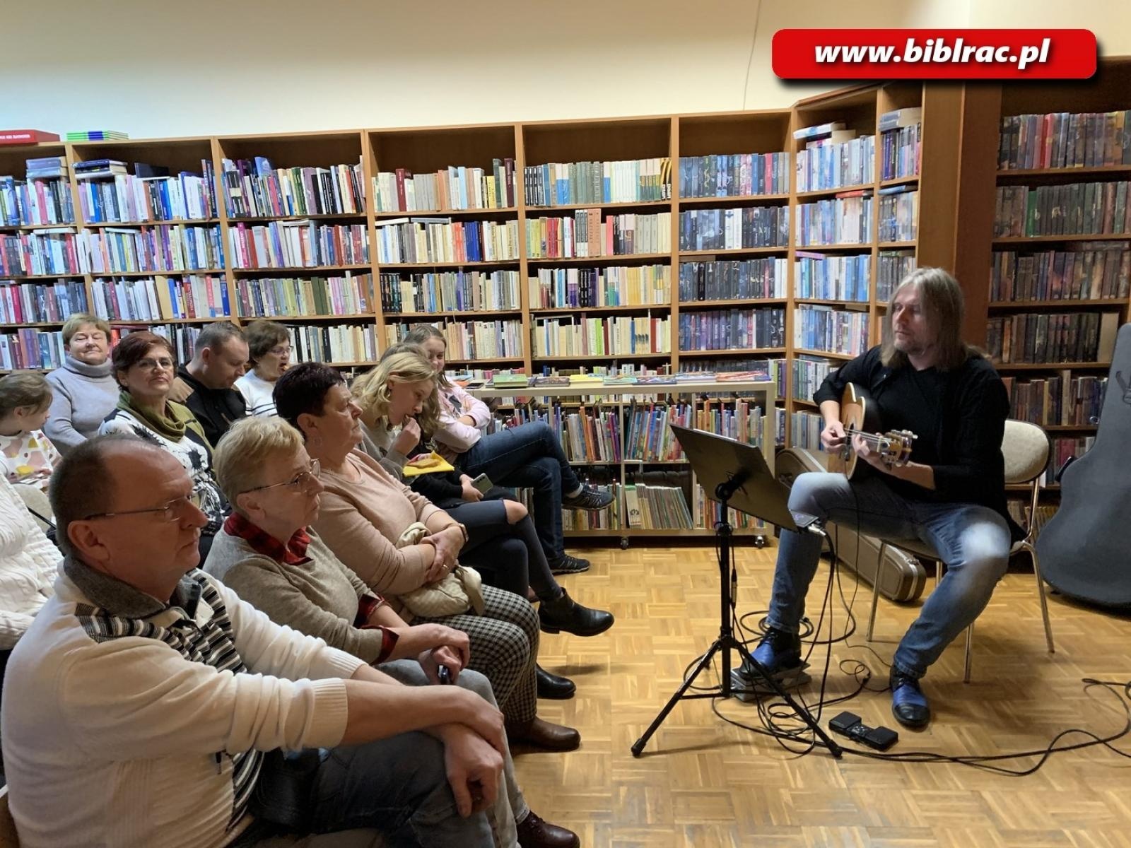 Zdjęcie w galerii na portalu naszraciborz.pl: Gitarowy koncert w bibliotece na Ocicach wiadomości z regionu