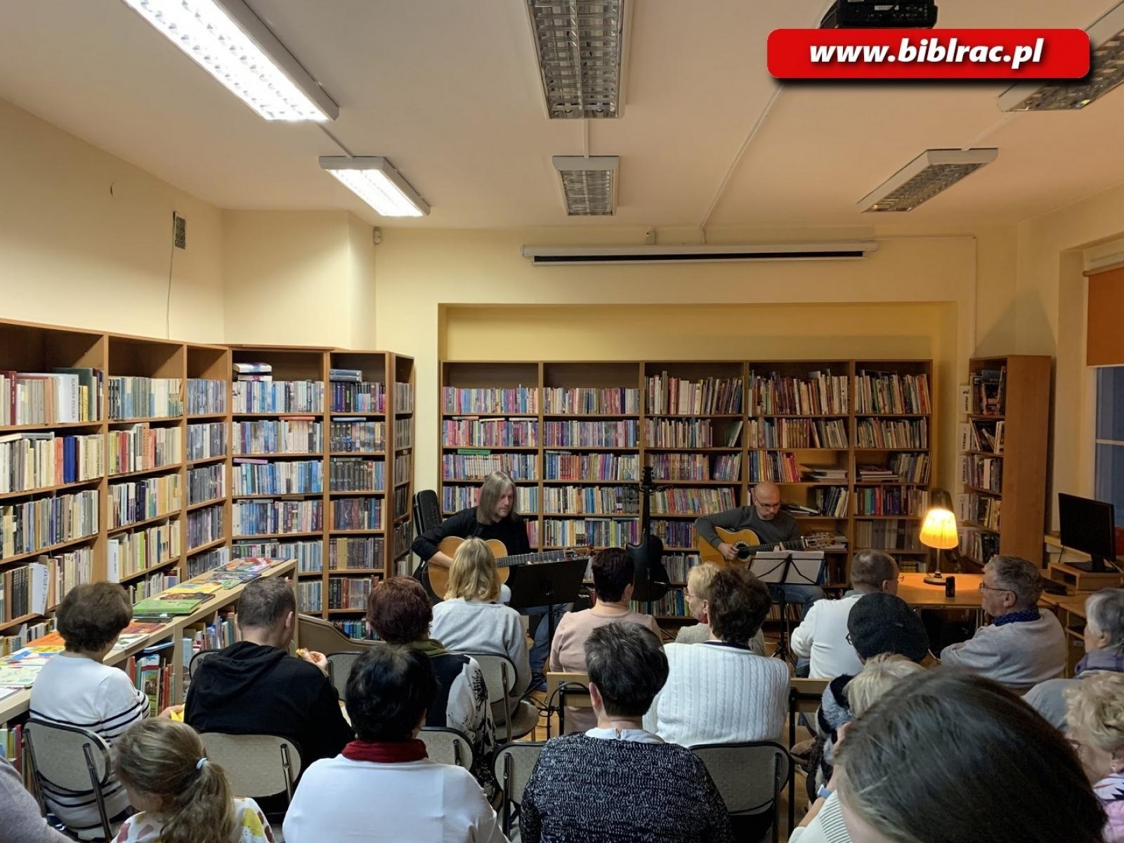 Zdjęcie w galerii na portalu naszraciborz.pl: Gitarowy koncert w bibliotece na Ocicach wiadomości z regionu