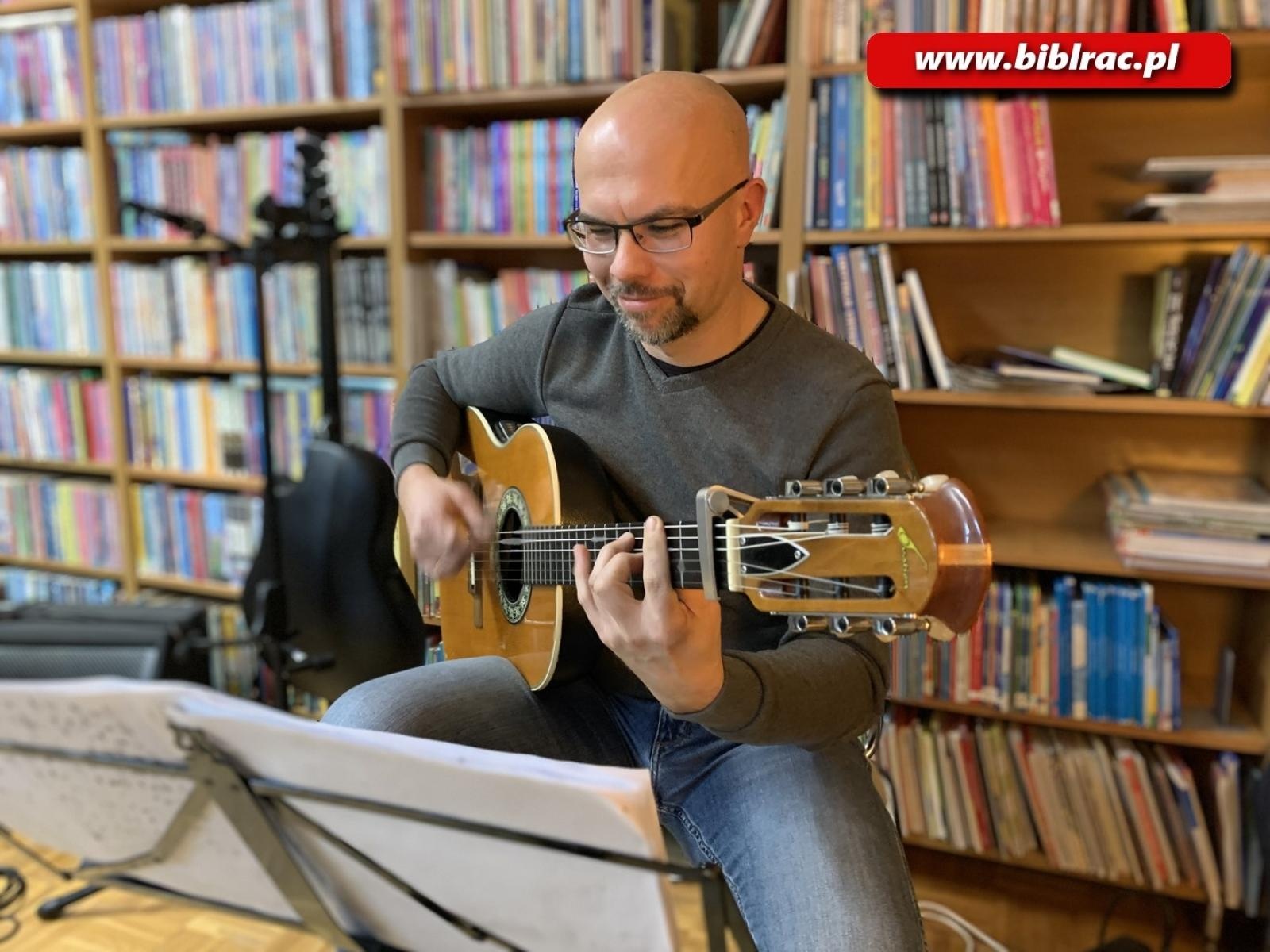 Zdjęcie w galerii na portalu naszraciborz.pl: Gitarowy koncert w bibliotece na Ocicach wiadomości z regionu