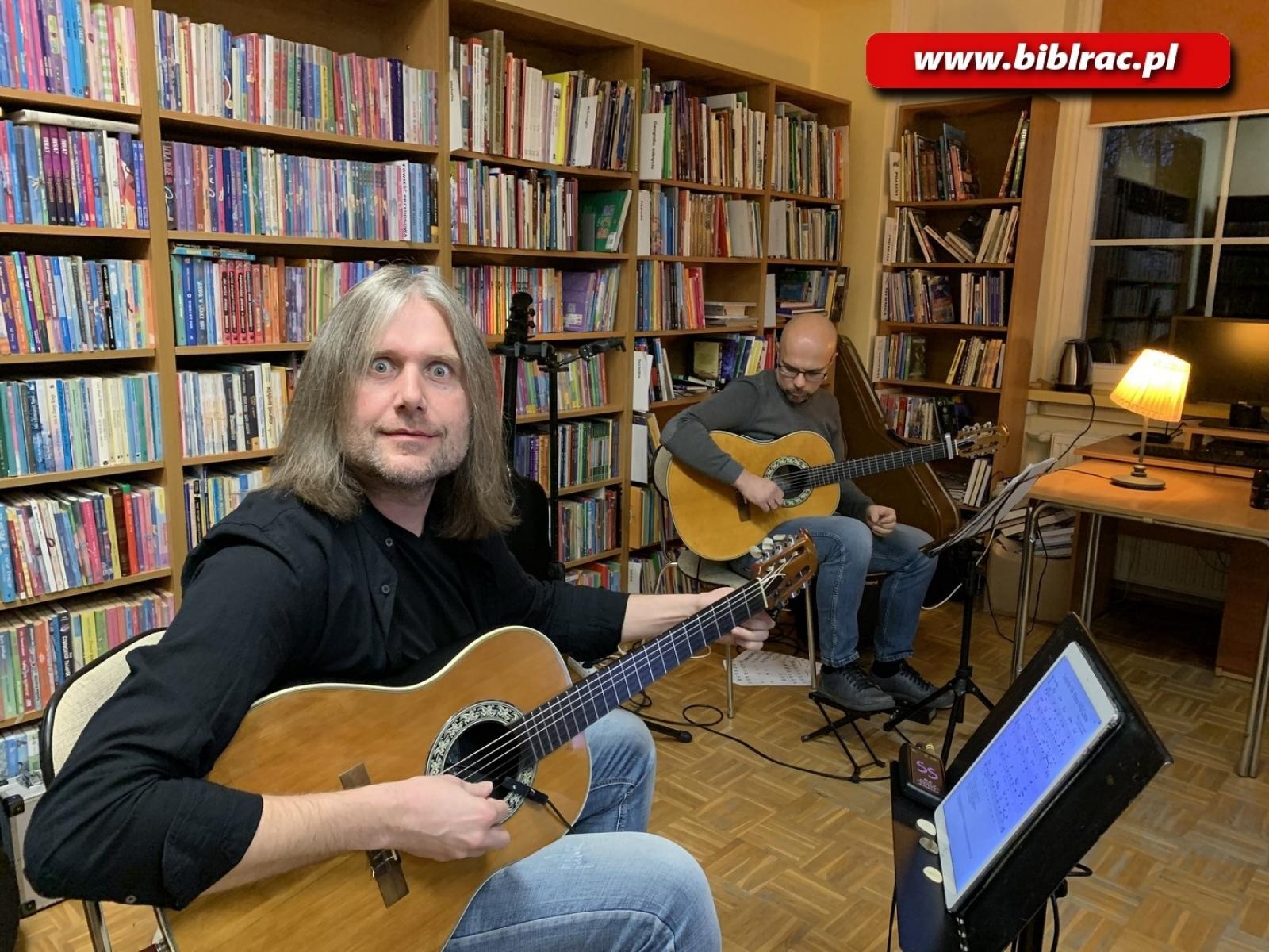 Zdjęcie w galerii na portalu naszraciborz.pl: Gitarowy koncert w bibliotece na Ocicach wiadomości z regionu