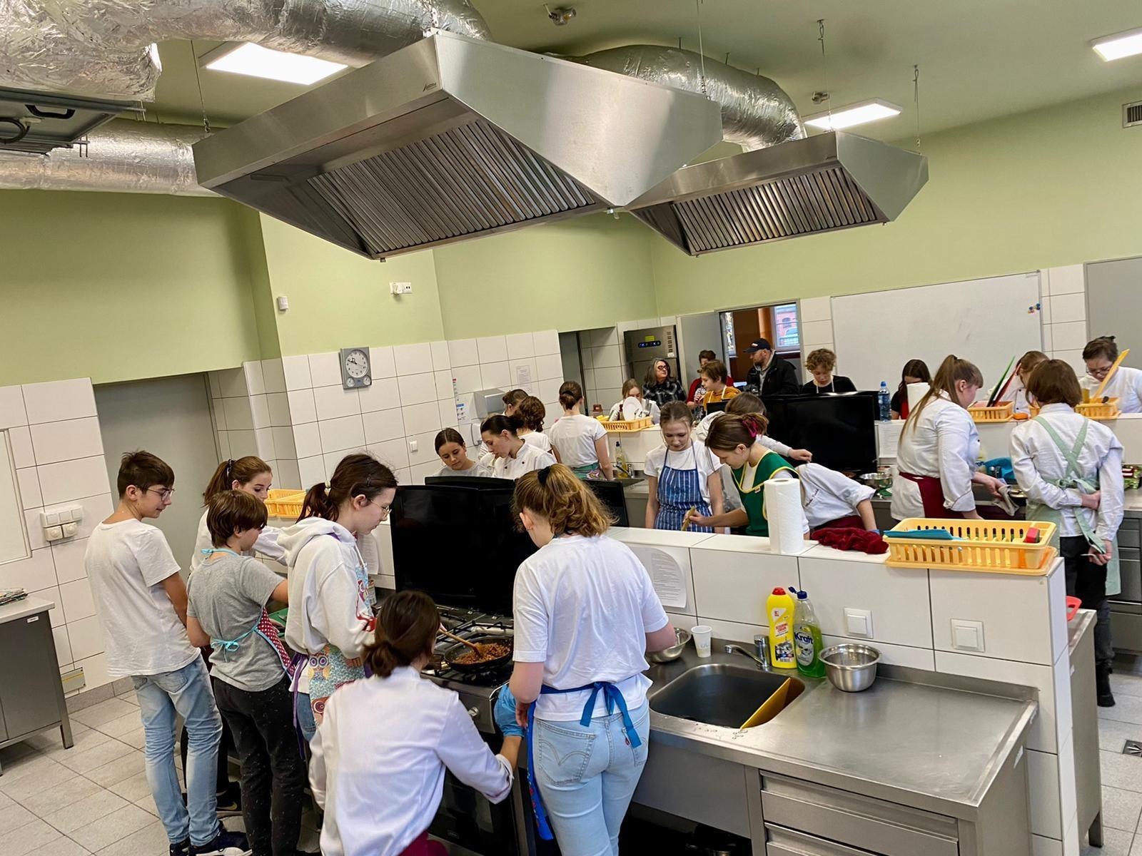 Zdjęcie w galerii na portalu naszraciborz.pl: Kulinarna podróż na Cypr - tylko w CKZiU nr 1 w Raciborzu wiadomości z regionu