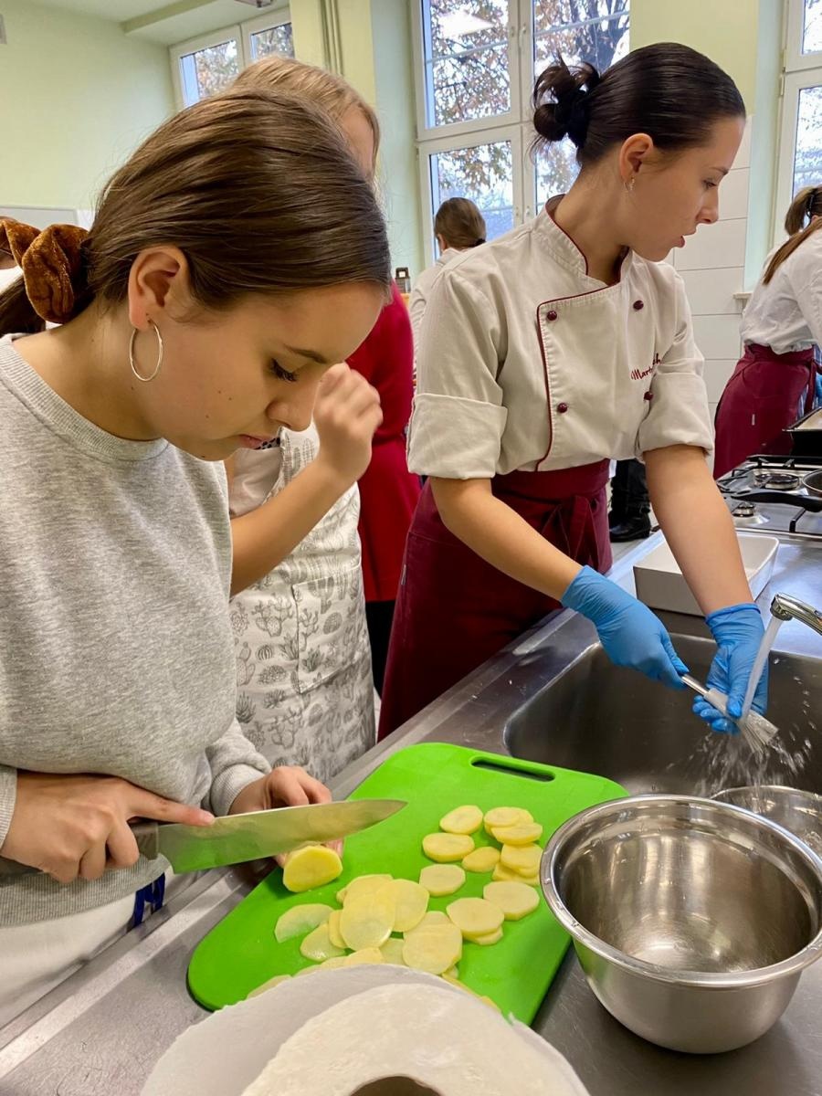 Zdjęcie w galerii na portalu naszraciborz.pl: Kulinarna podróż na Cypr - tylko w CKZiU nr 1 w Raciborzu wiadomości z regionu