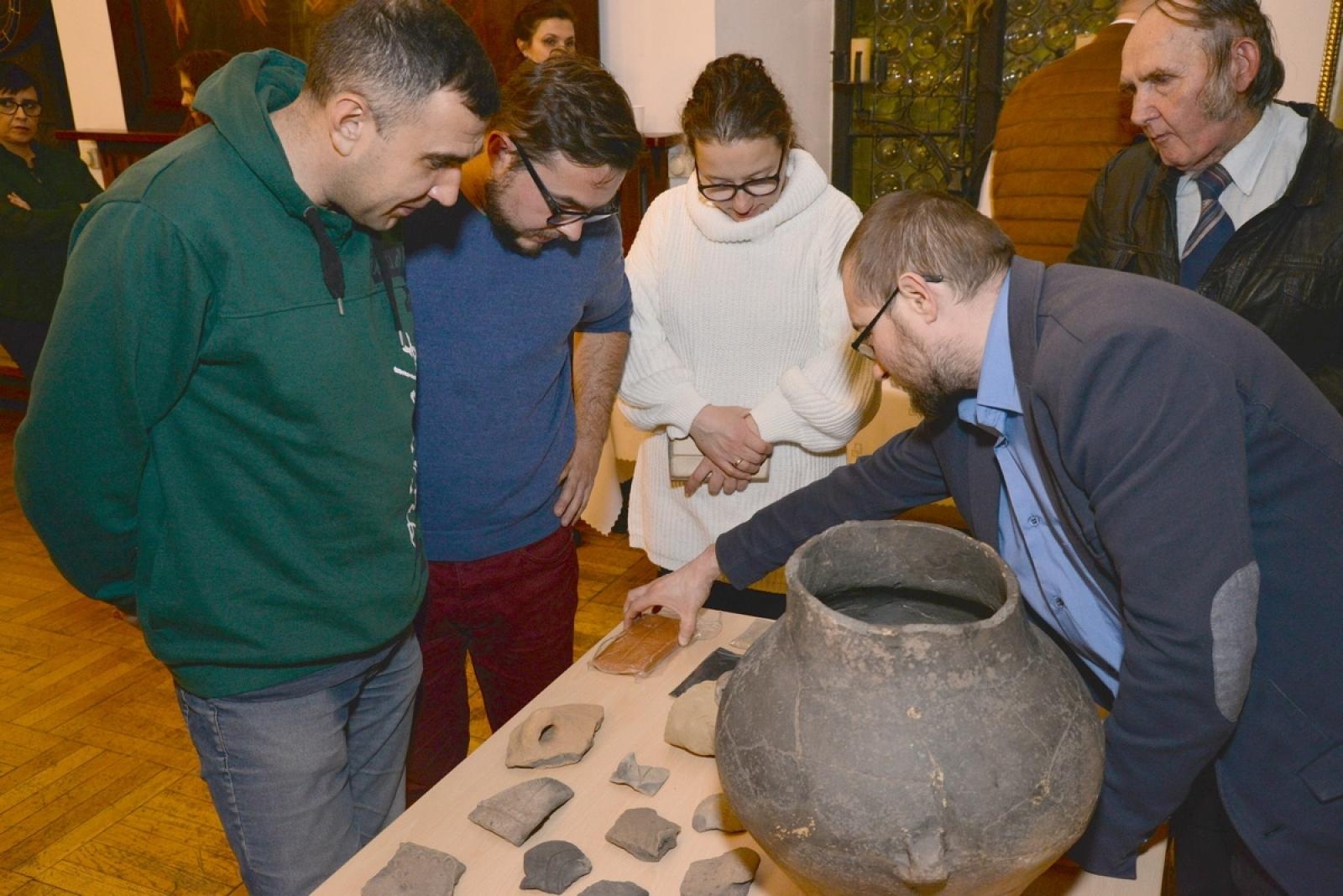 Zdjęcie w galerii na portalu naszraciborz.pl: Nie święci garnki lepią. O ceramice w Muzeum wiadomości z regionu