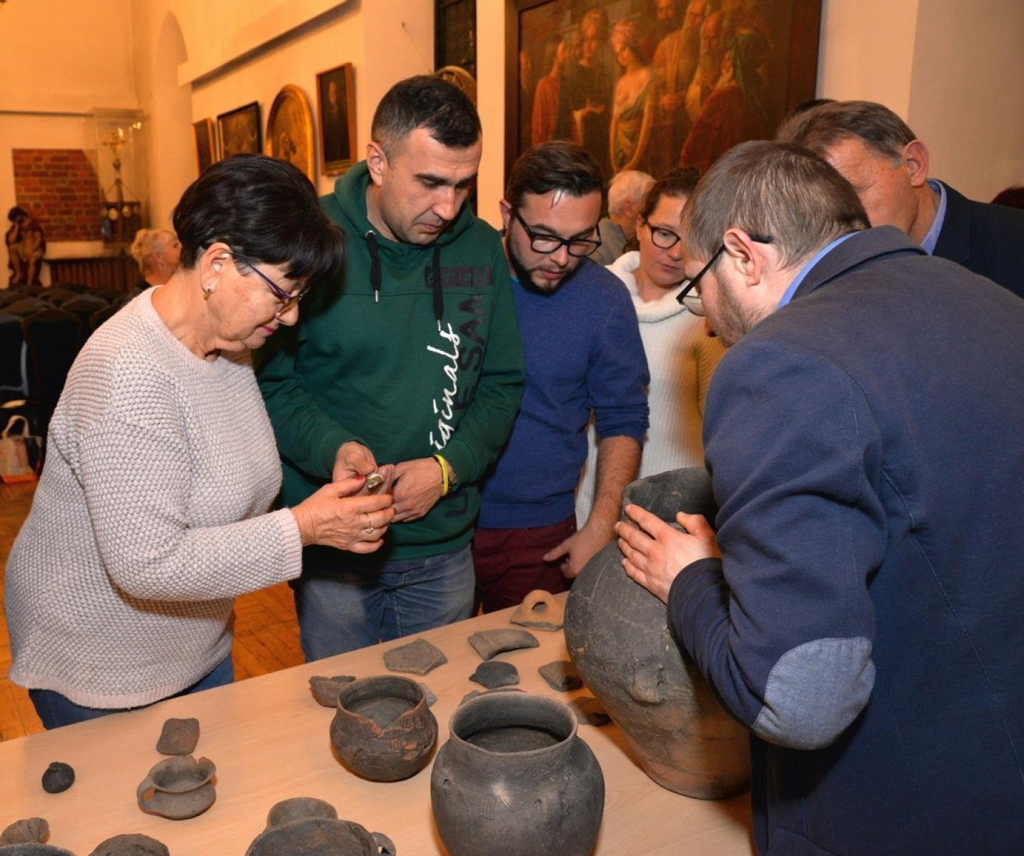 Zdjęcie w galerii na portalu naszraciborz.pl: Nie święci garnki lepią. O ceramice w Muzeum wiadomości z regionu