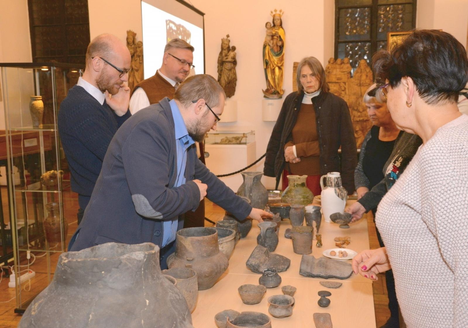 Zdjęcie w galerii na portalu naszraciborz.pl: Nie święci garnki lepią. O ceramice w Muzeum wiadomości z regionu