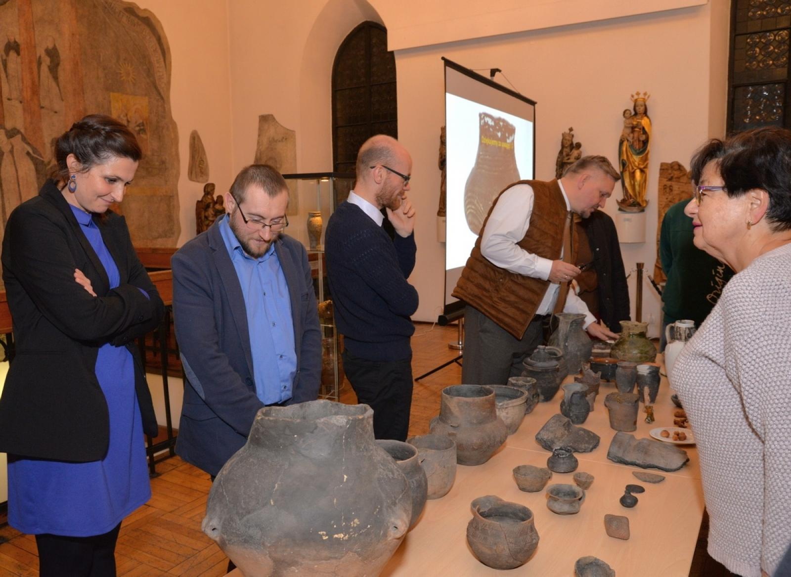 Zdjęcie w galerii na portalu naszraciborz.pl: Nie święci garnki lepią. O ceramice w Muzeum wiadomości z regionu