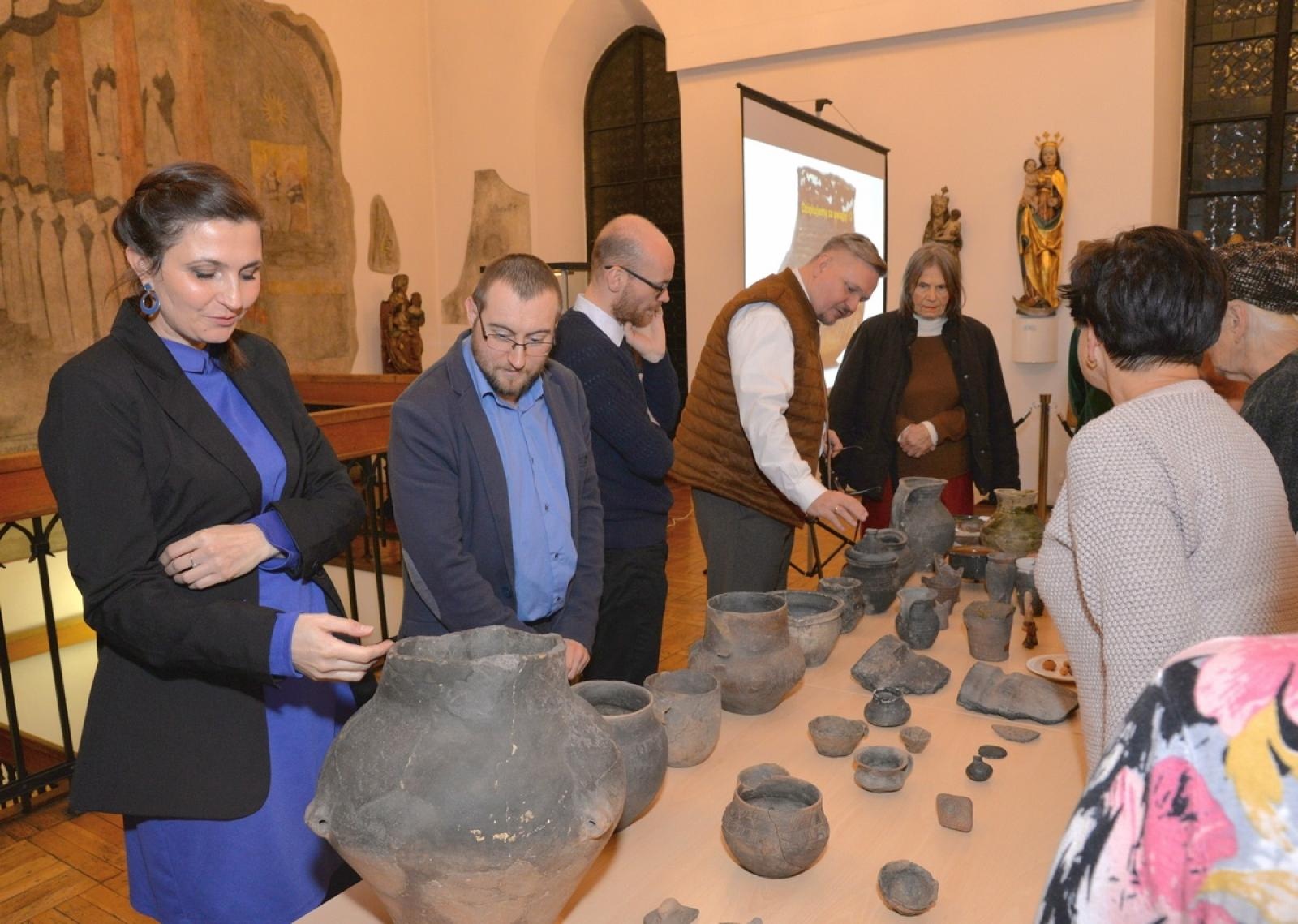 Zdjęcie w galerii na portalu naszraciborz.pl: Nie święci garnki lepią. O ceramice w Muzeum wiadomości z regionu