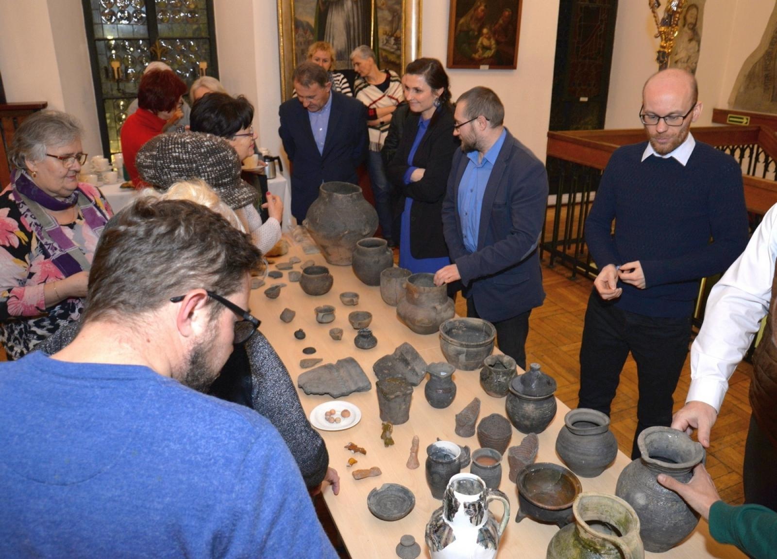 Zdjęcie w galerii na portalu naszraciborz.pl: Nie święci garnki lepią. O ceramice w Muzeum wiadomości z regionu
