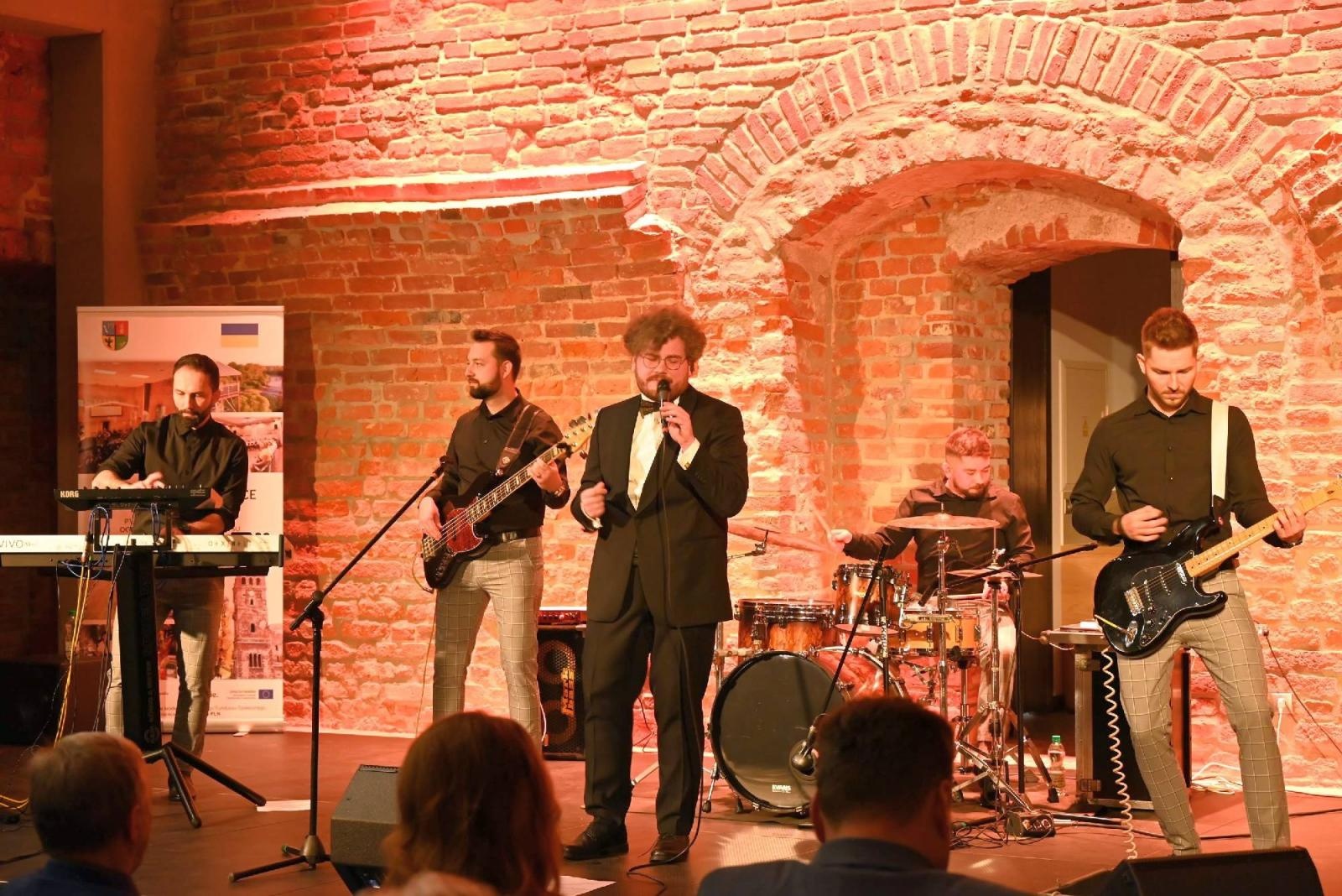 Zdjęcie w galerii na portalu naszraciborz.pl: Przeboje Wodeckiego wybrzmiały w Tworkowie wiadomości z regionu