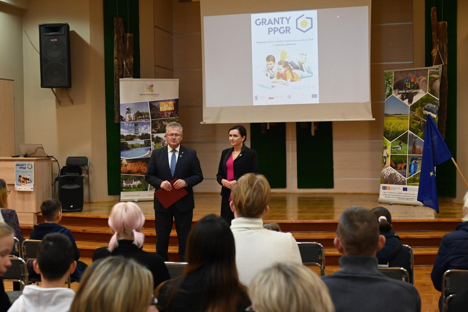 Zdjęcie w galerii na portalu naszraciborz.pl: Młodzi mieszkańcy gminy Krzyżanowice dostali laptopy wiadomości z regionu