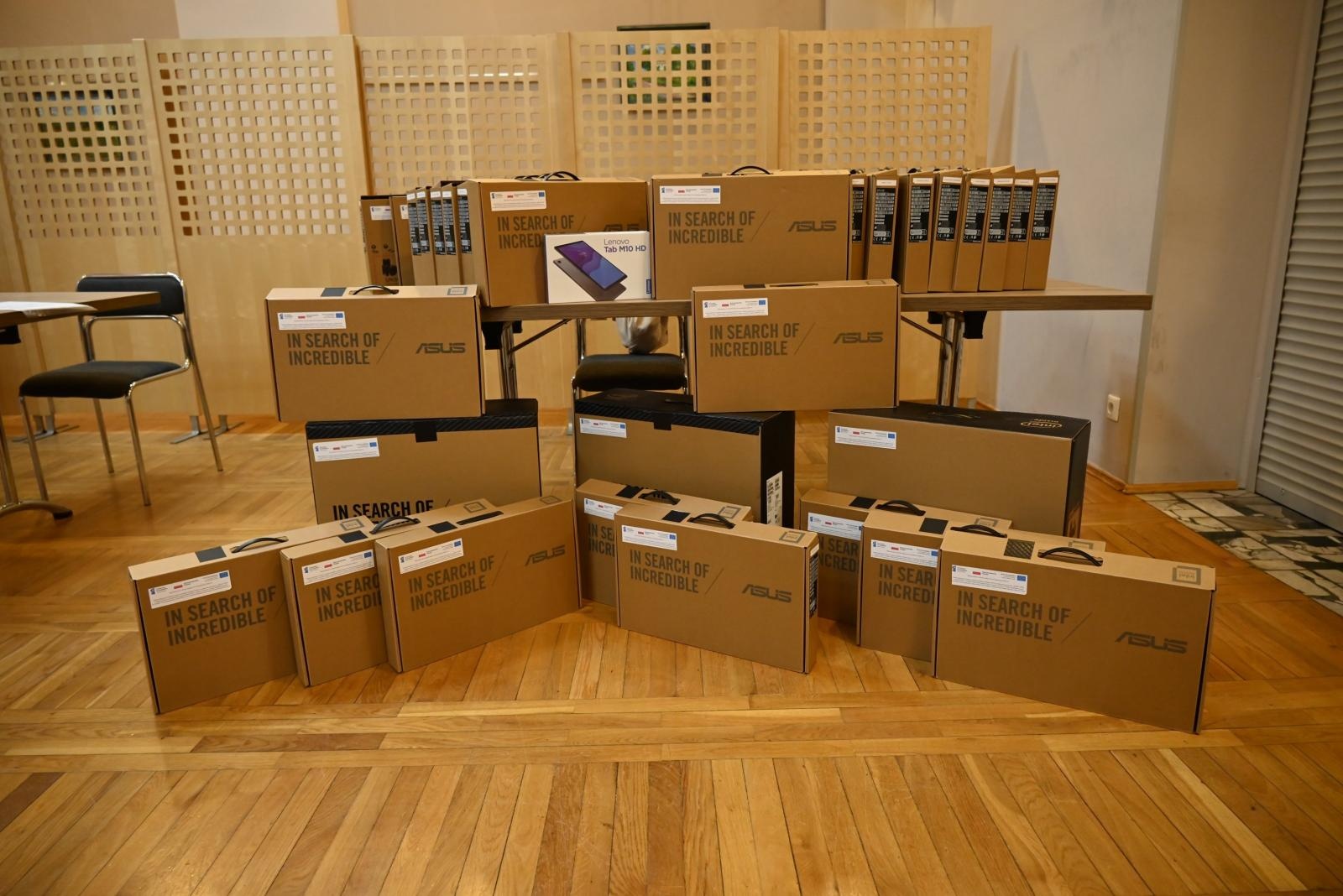 Zdjęcie w galerii na portalu naszraciborz.pl: Młodzi mieszkańcy gminy Krzyżanowice dostali laptopy wiadomości z regionu