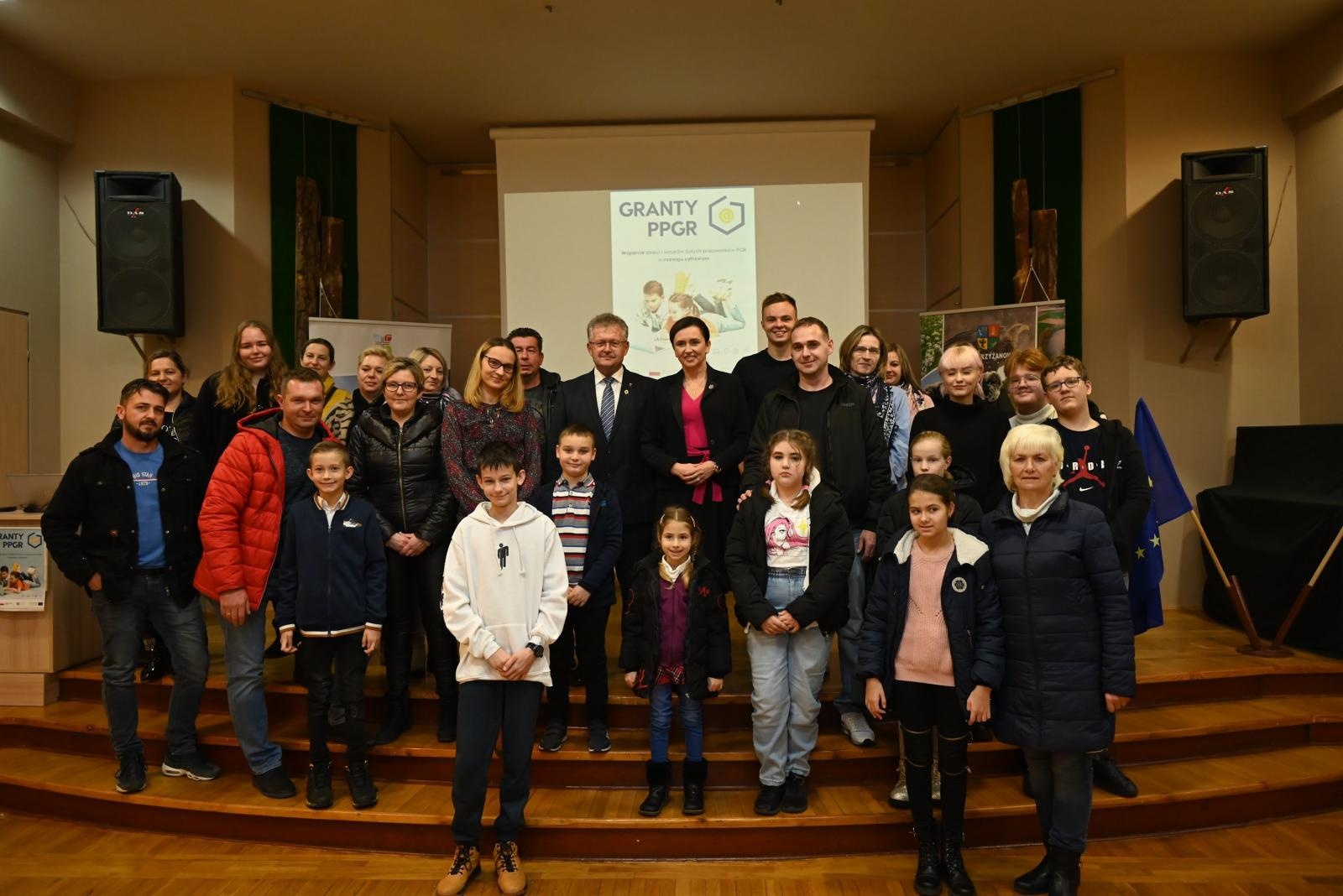 Zdjęcie w galerii na portalu naszraciborz.pl: Młodzi mieszkańcy gminy Krzyżanowice dostali laptopy wiadomości z regionu