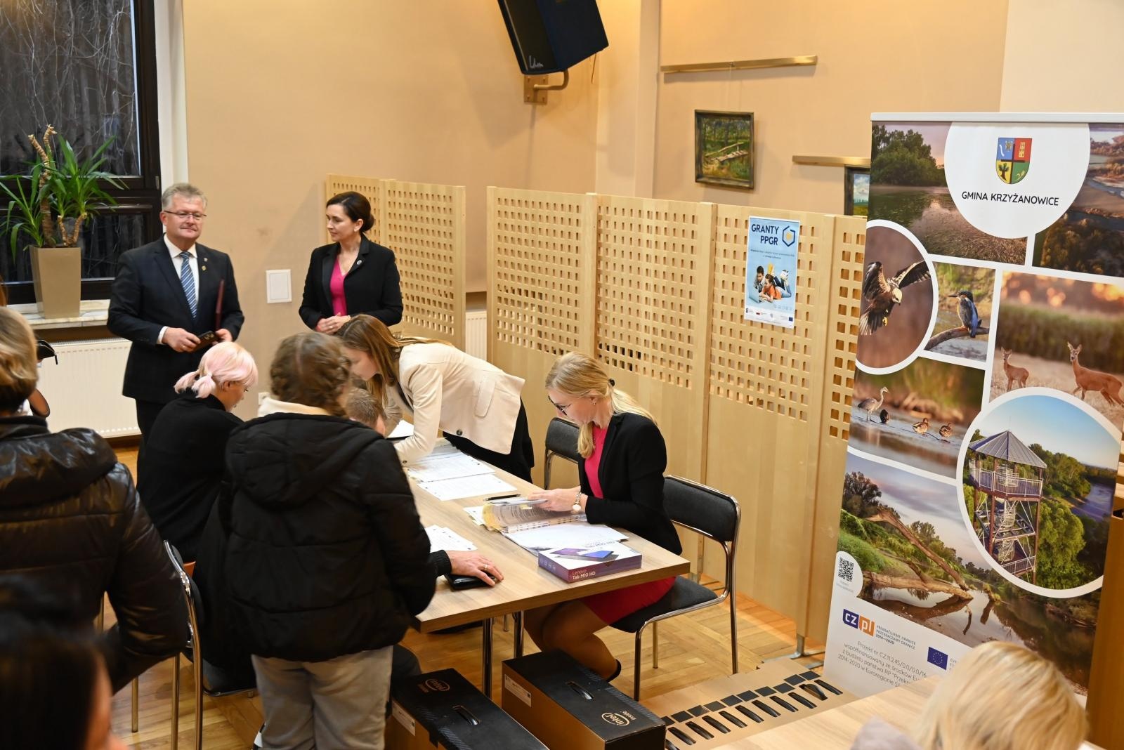Zdjęcie w galerii na portalu naszraciborz.pl: Młodzi mieszkańcy gminy Krzyżanowice dostali laptopy wiadomości z regionu