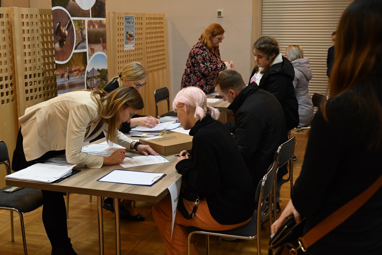Zdjęcie w galerii na portalu naszraciborz.pl: Młodzi mieszkańcy gminy Krzyżanowice dostali laptopy wiadomości z regionu