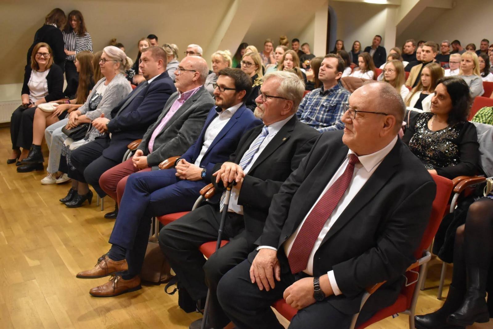 Zdjęcie w galerii na portalu naszraciborz.pl: Znają świetnie niemiecki. Na zamku odebrali nagrody wiadomości z regionu