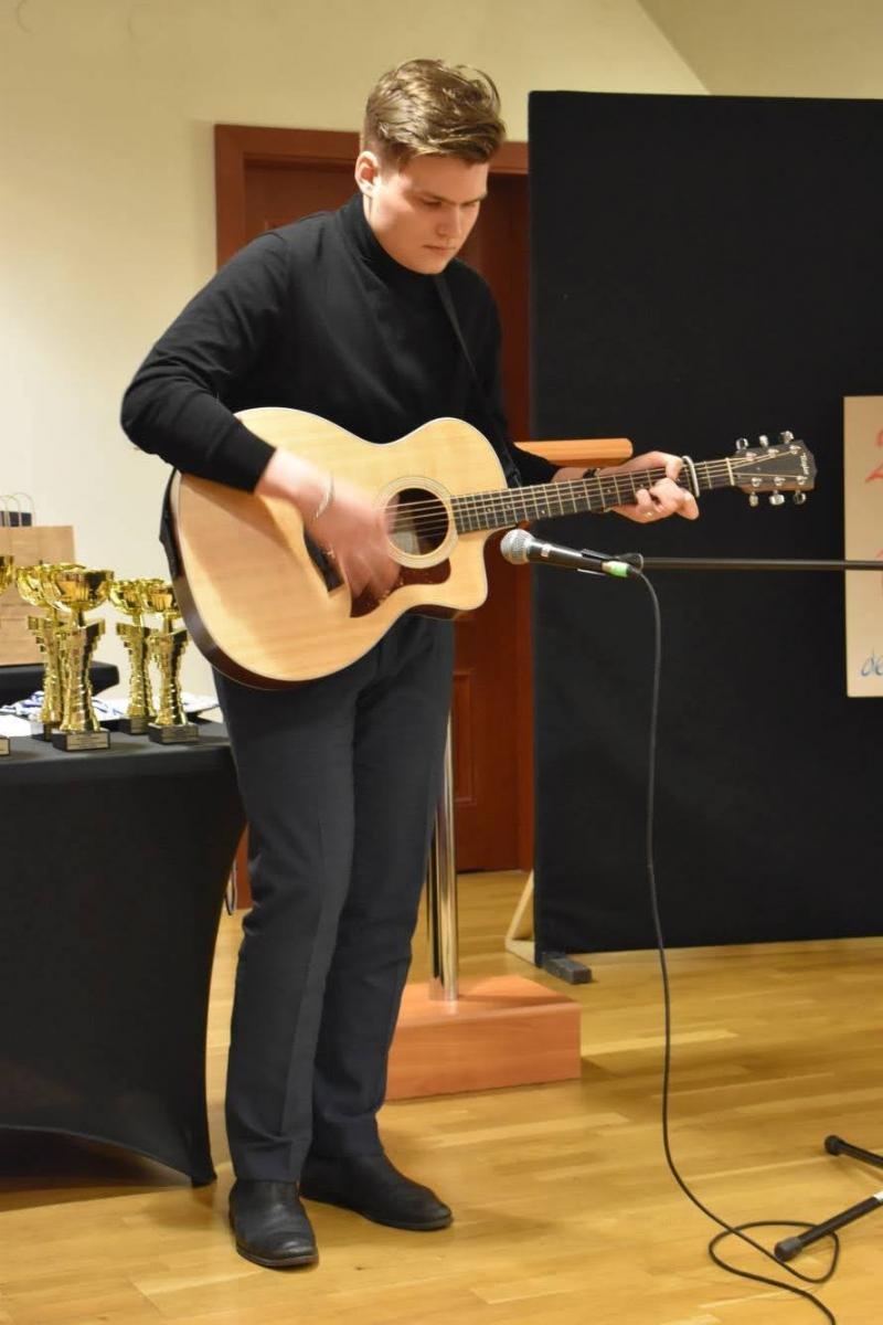 Zdjęcie w galerii na portalu naszraciborz.pl: Znają świetnie niemiecki. Na zamku odebrali nagrody wiadomości z regionu