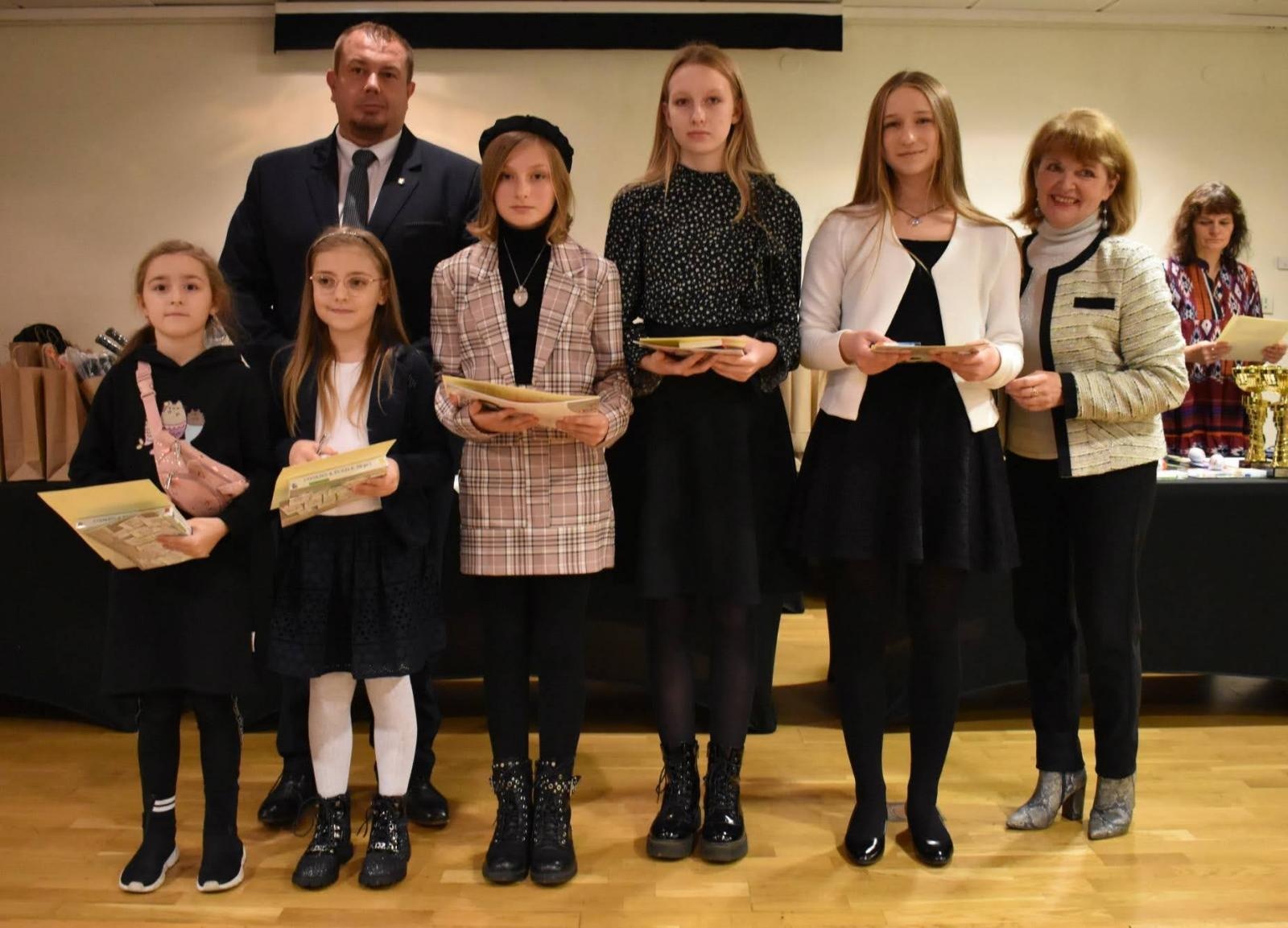 Zdjęcie w galerii na portalu naszraciborz.pl: Znają świetnie niemiecki. Na zamku odebrali nagrody wiadomości z regionu