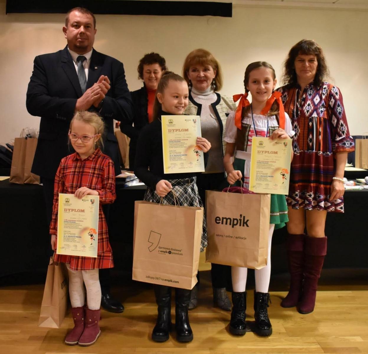 Zdjęcie w galerii na portalu naszraciborz.pl: Znają świetnie niemiecki. Na zamku odebrali nagrody wiadomości z regionu