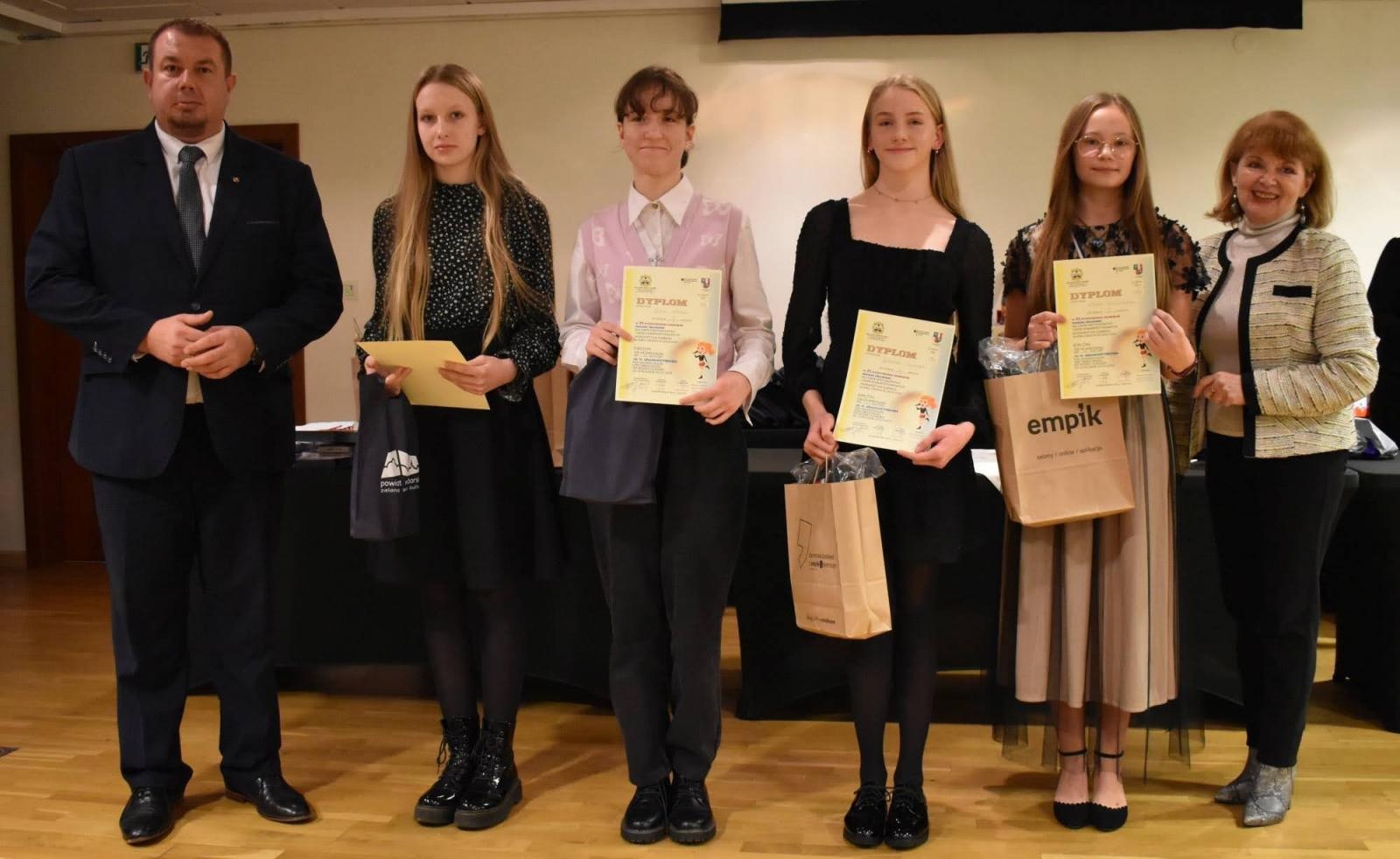 Zdjęcie w galerii na portalu naszraciborz.pl: Znają świetnie niemiecki. Na zamku odebrali nagrody wiadomości z regionu