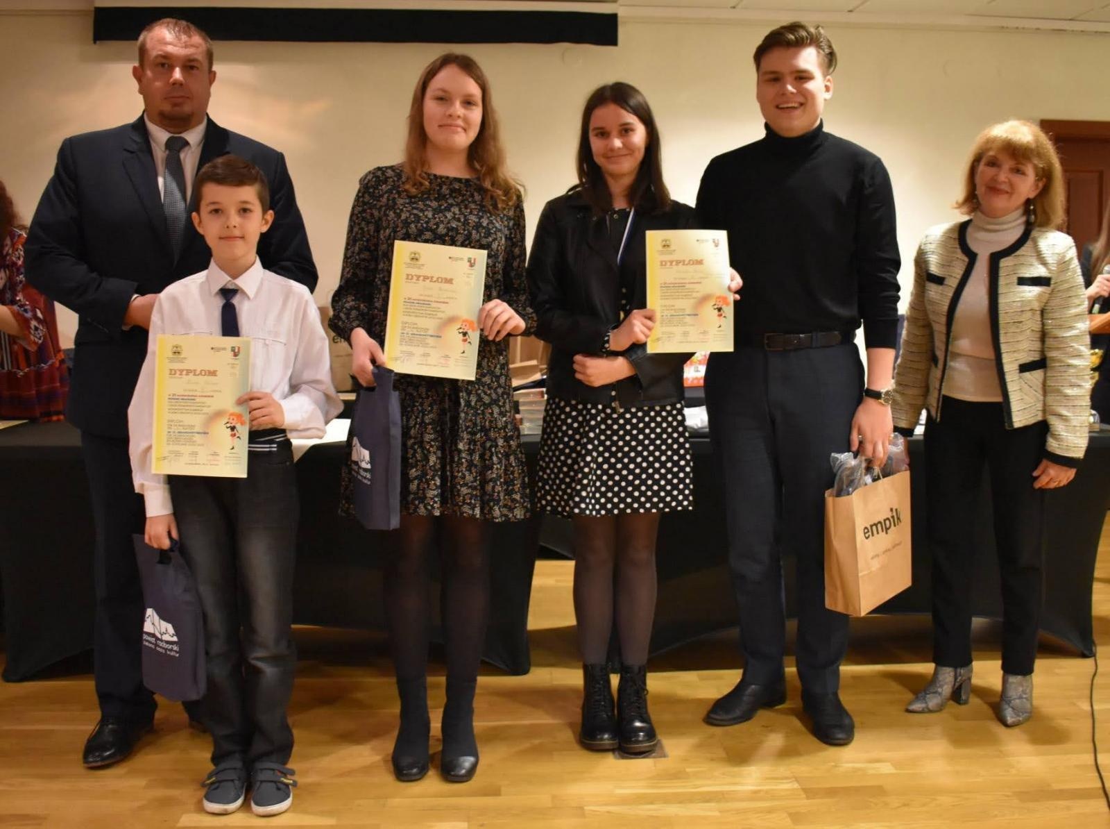 Zdjęcie w galerii na portalu naszraciborz.pl: Znają świetnie niemiecki. Na zamku odebrali nagrody wiadomości z regionu