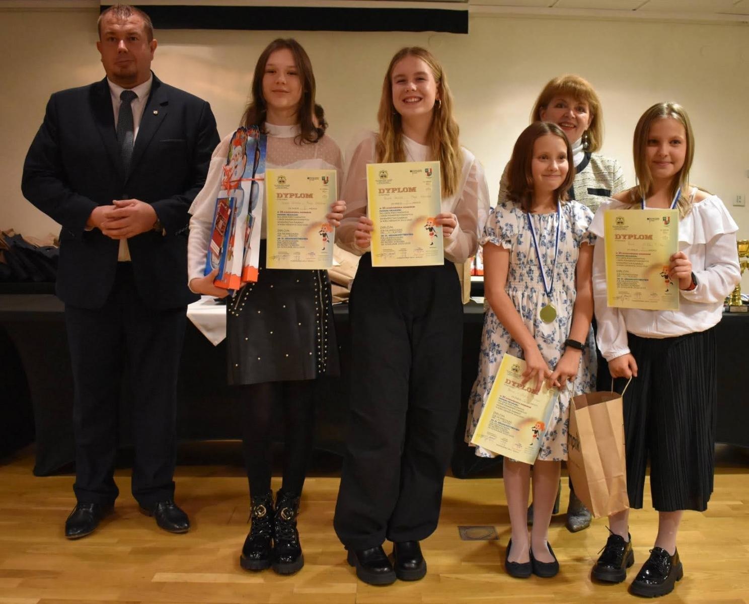 Zdjęcie w galerii na portalu naszraciborz.pl: Znają świetnie niemiecki. Na zamku odebrali nagrody wiadomości z regionu