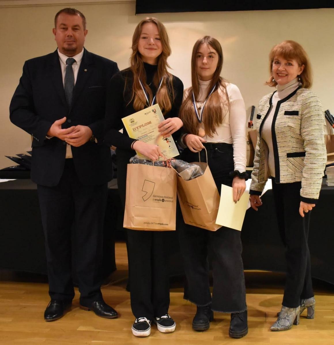 Zdjęcie w galerii na portalu naszraciborz.pl: Znają świetnie niemiecki. Na zamku odebrali nagrody wiadomości z regionu