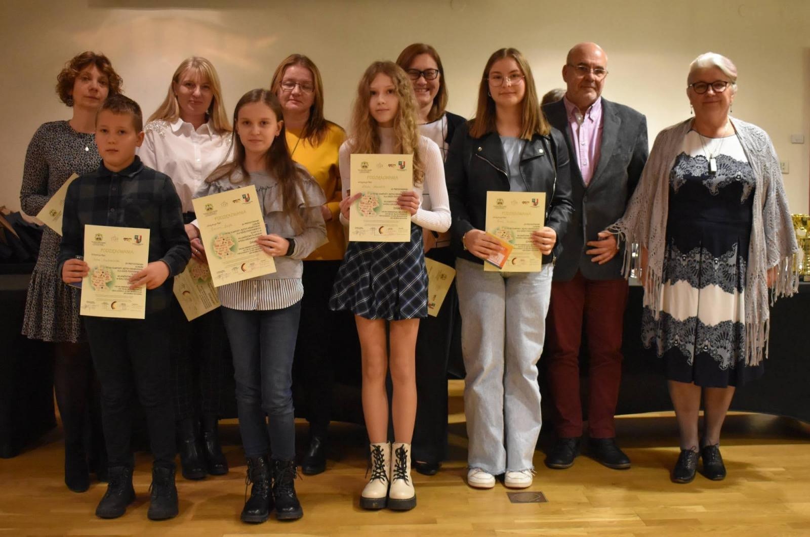 Zdjęcie w galerii na portalu naszraciborz.pl: Znają świetnie niemiecki. Na zamku odebrali nagrody wiadomości z regionu