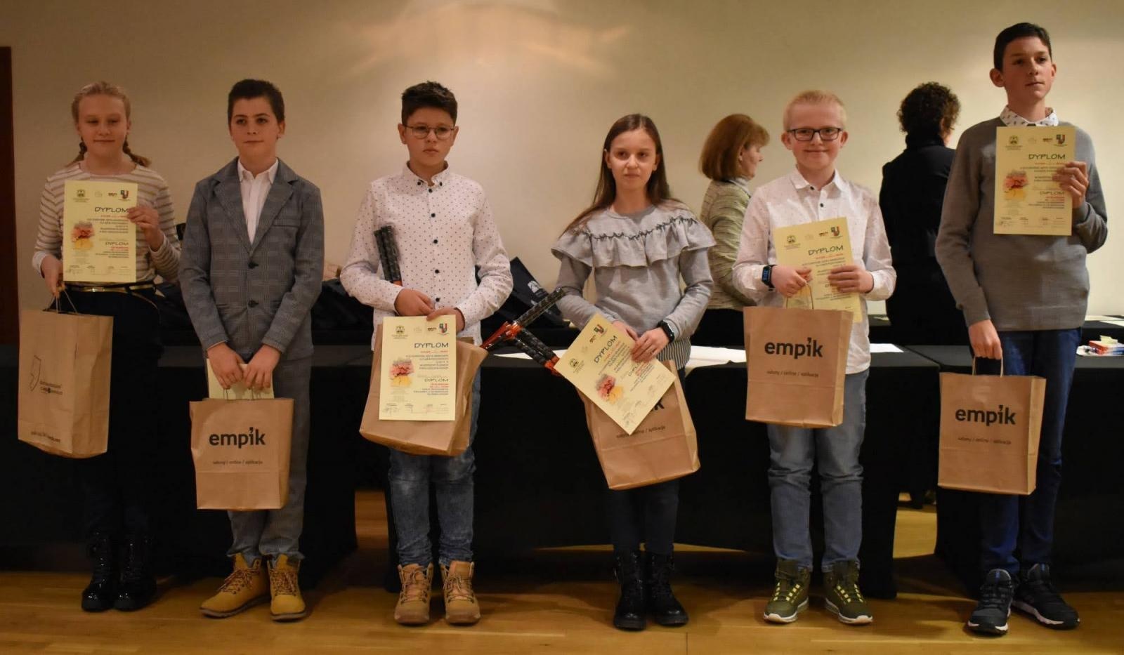 Zdjęcie w galerii na portalu naszraciborz.pl: Znają świetnie niemiecki. Na zamku odebrali nagrody wiadomości z regionu