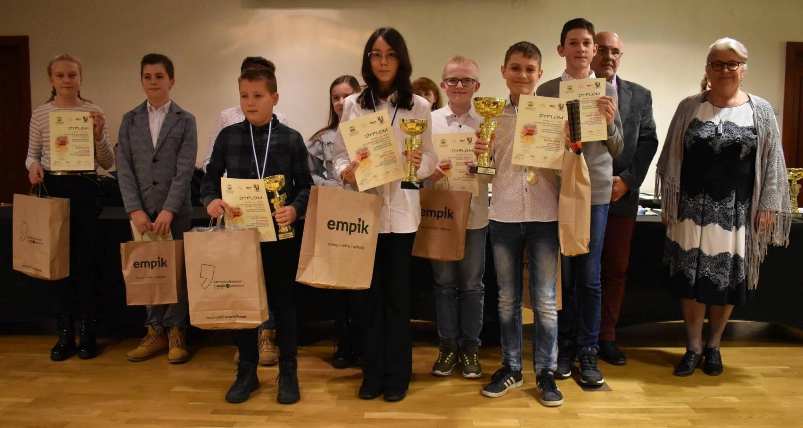 Zdjęcie w galerii na portalu naszraciborz.pl: Znają świetnie niemiecki. Na zamku odebrali nagrody wiadomości z regionu