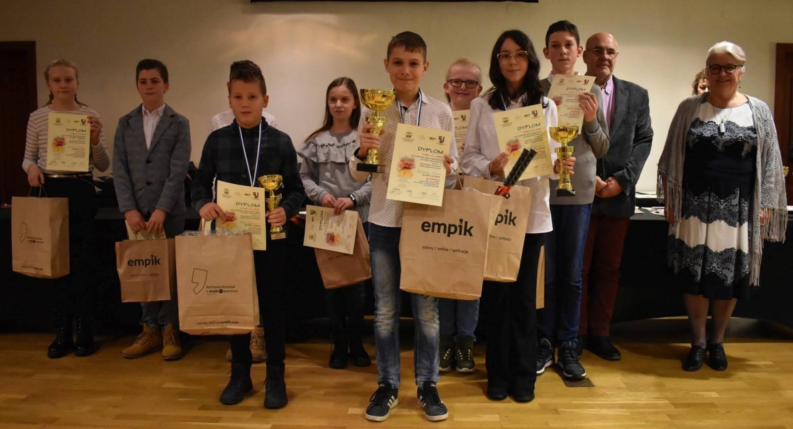 Zdjęcie w galerii na portalu naszraciborz.pl: Znają świetnie niemiecki. Na zamku odebrali nagrody wiadomości z regionu