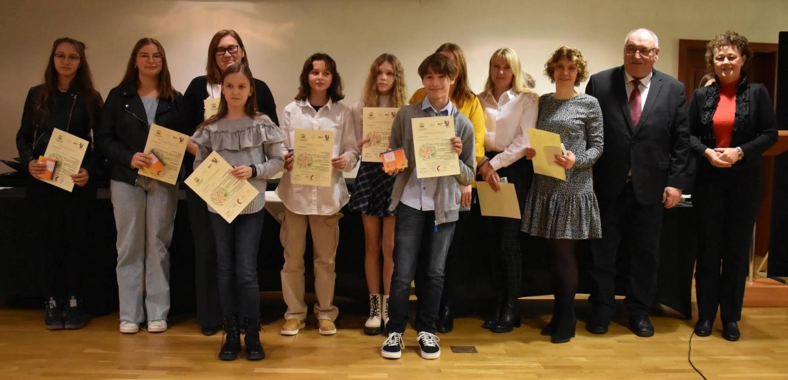 Zdjęcie w galerii na portalu naszraciborz.pl: Znają świetnie niemiecki. Na zamku odebrali nagrody wiadomości z regionu