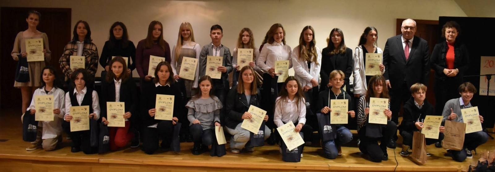 Zdjęcie w galerii na portalu naszraciborz.pl: Znają świetnie niemiecki. Na zamku odebrali nagrody wiadomości z regionu