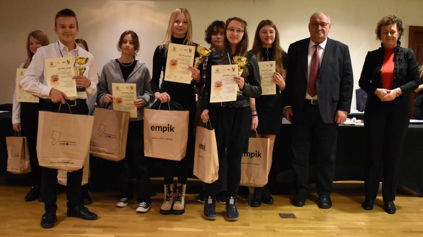 Zdjęcie w galerii na portalu naszraciborz.pl: Znają świetnie niemiecki. Na zamku odebrali nagrody wiadomości z regionu