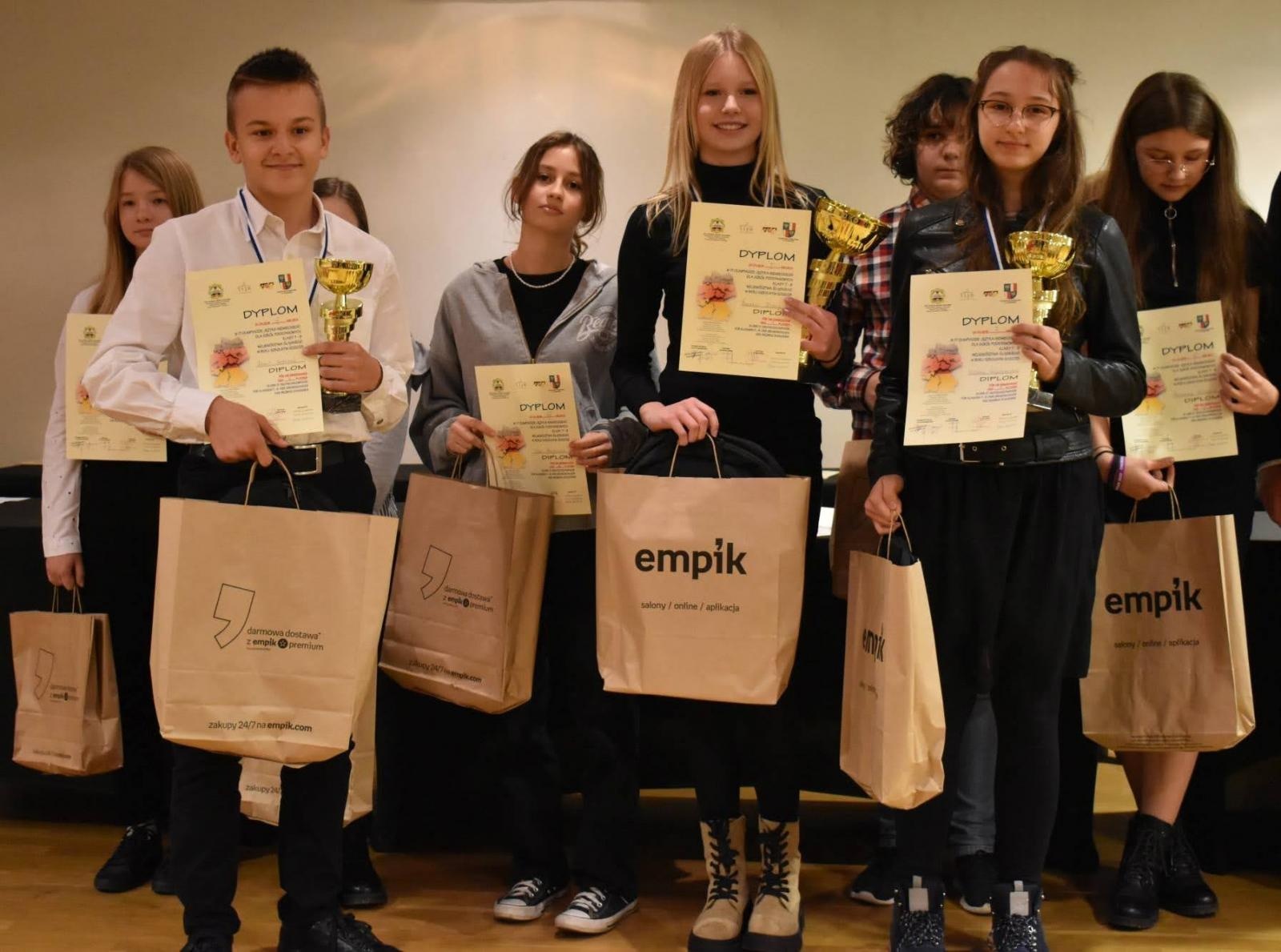 Zdjęcie w galerii na portalu naszraciborz.pl: Znają świetnie niemiecki. Na zamku odebrali nagrody wiadomości z regionu