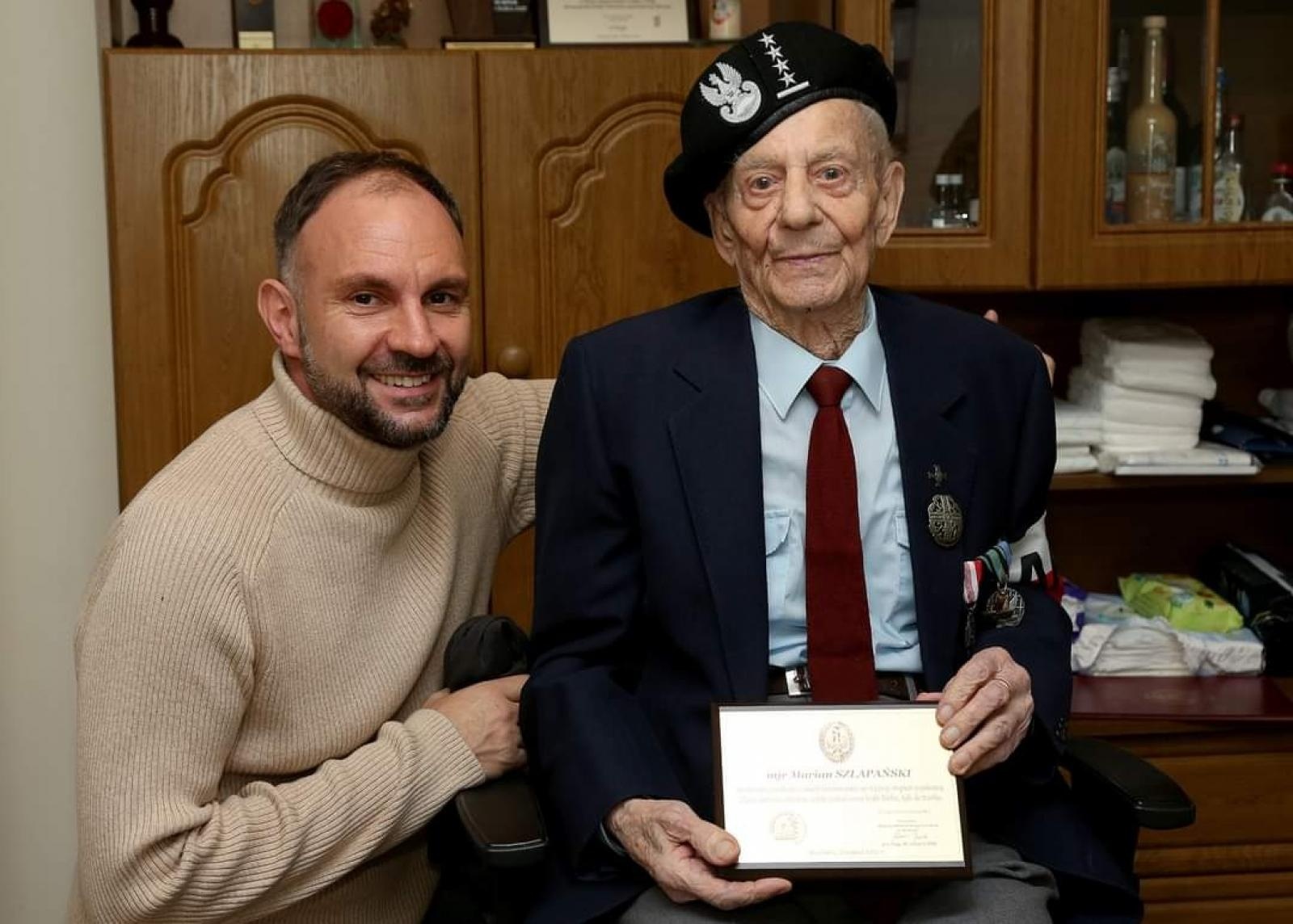 Zdjęcie w galerii na portalu naszraciborz.pl: Złoty BohaterOn trafił do Raciborza. Brawa dla Andrzeja Tomczyka wiadomości z regionu