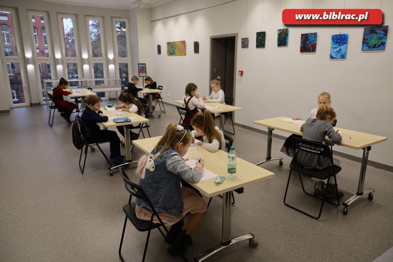 Zdjęcie w galerii na portalu naszraciborz.pl: W bibliotece wyłoniono mistrzynie kaligrafii wiadomości z regionu