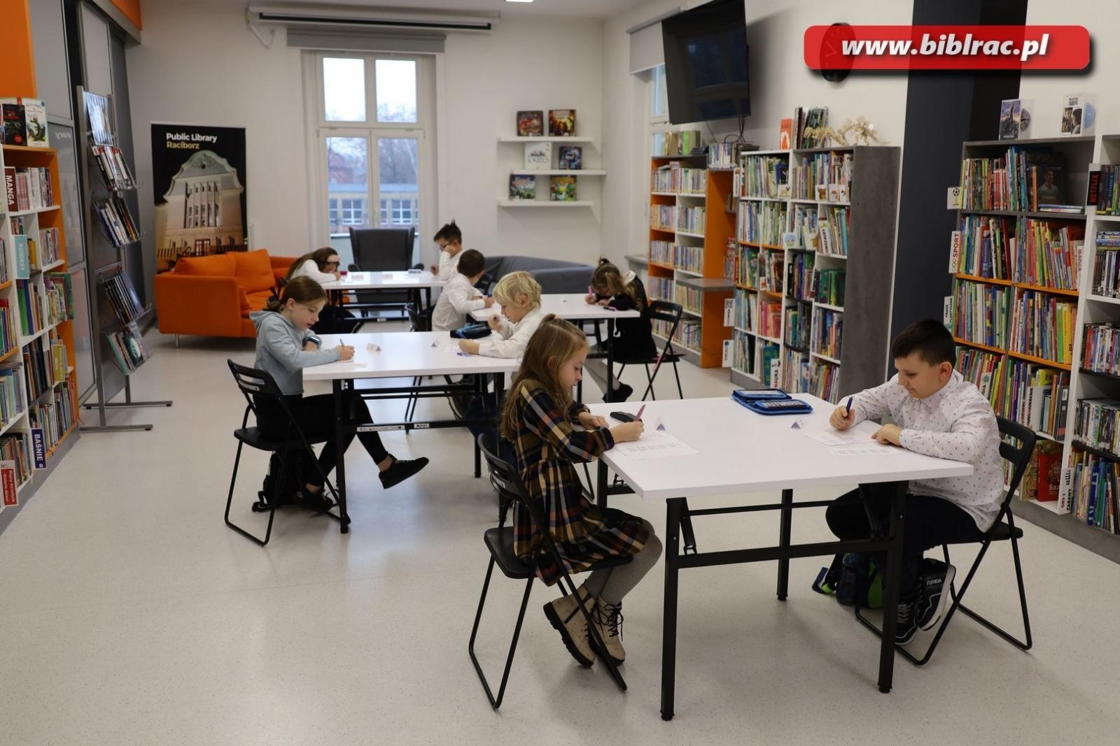 Zdjęcie w galerii na portalu naszraciborz.pl: W bibliotece wyłoniono mistrzynie kaligrafii wiadomości z regionu