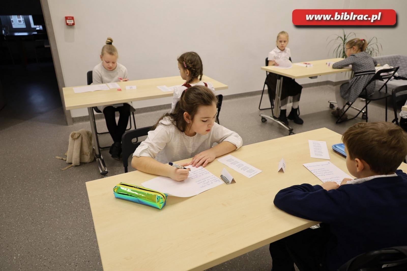 Zdjęcie w galerii na portalu naszraciborz.pl: W bibliotece wyłoniono mistrzynie kaligrafii wiadomości z regionu