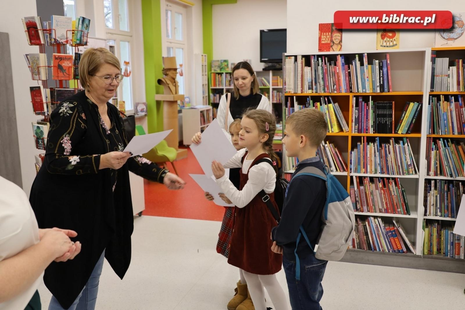 Zdjęcie w galerii na portalu naszraciborz.pl: W bibliotece wyłoniono mistrzynie kaligrafii wiadomości z regionu