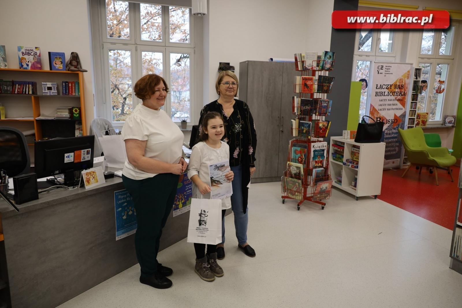 Zdjęcie w galerii na portalu naszraciborz.pl: W bibliotece wyłoniono mistrzynie kaligrafii wiadomości z regionu