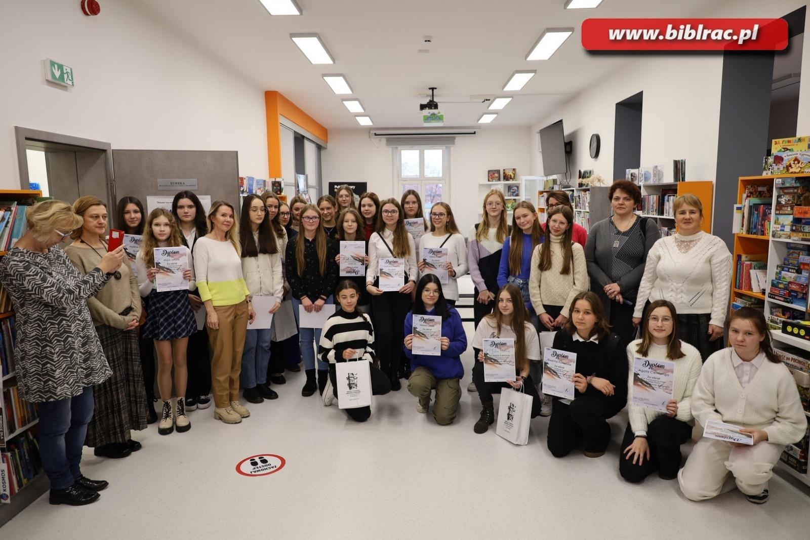 Zdjęcie w galerii na portalu naszraciborz.pl: W bibliotece wyłoniono mistrzynie kaligrafii wiadomości z regionu